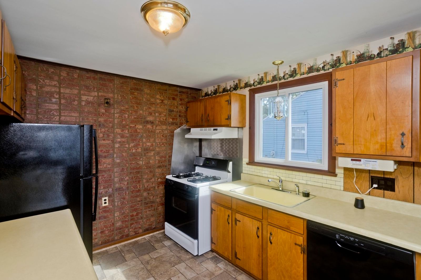 29 Marguerite St, Chicopee, MA 01020 photo 2