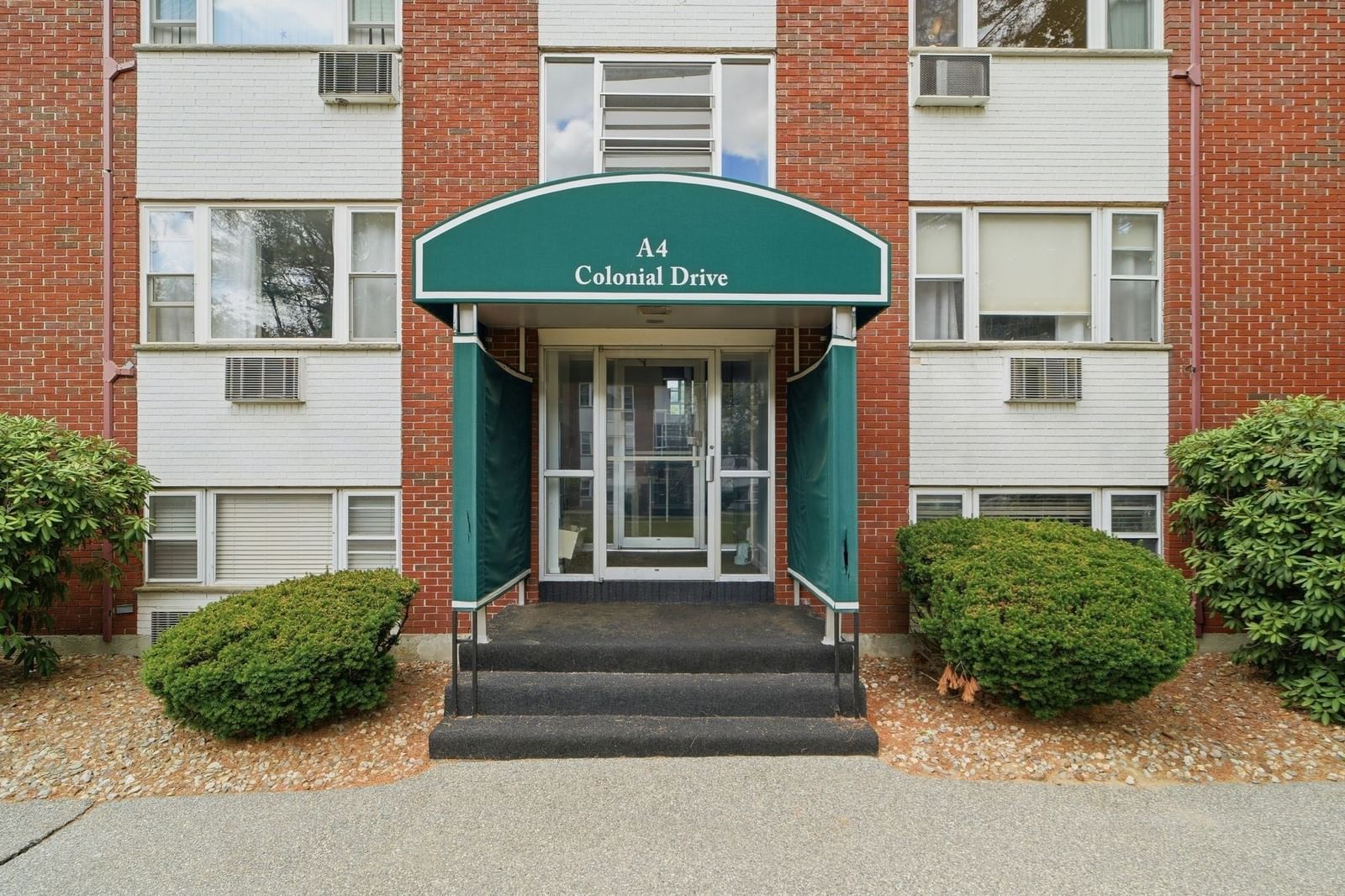 4 Colonial Dr