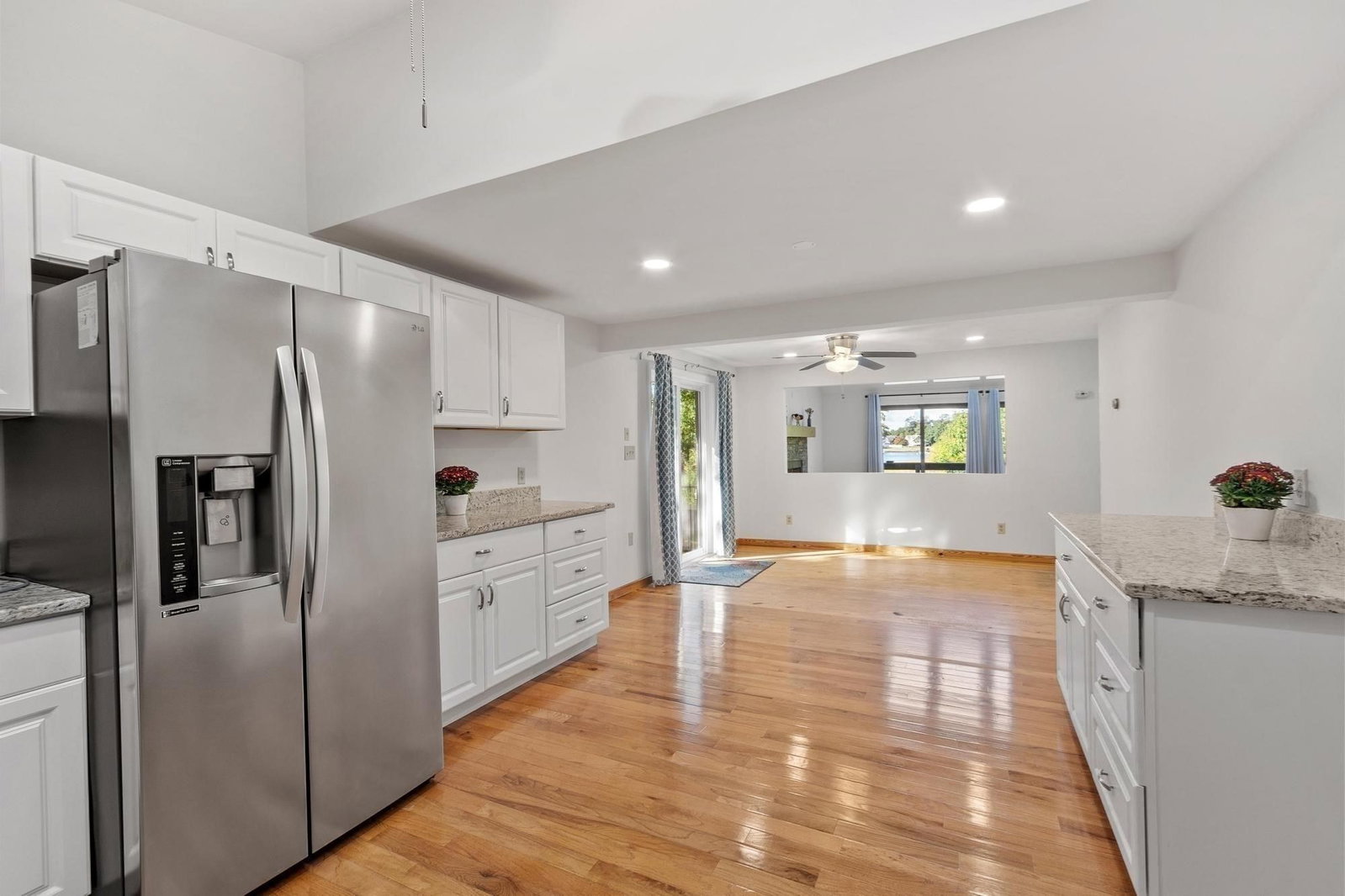 7 Hutton St, Danvers, MA 01923 photo 2