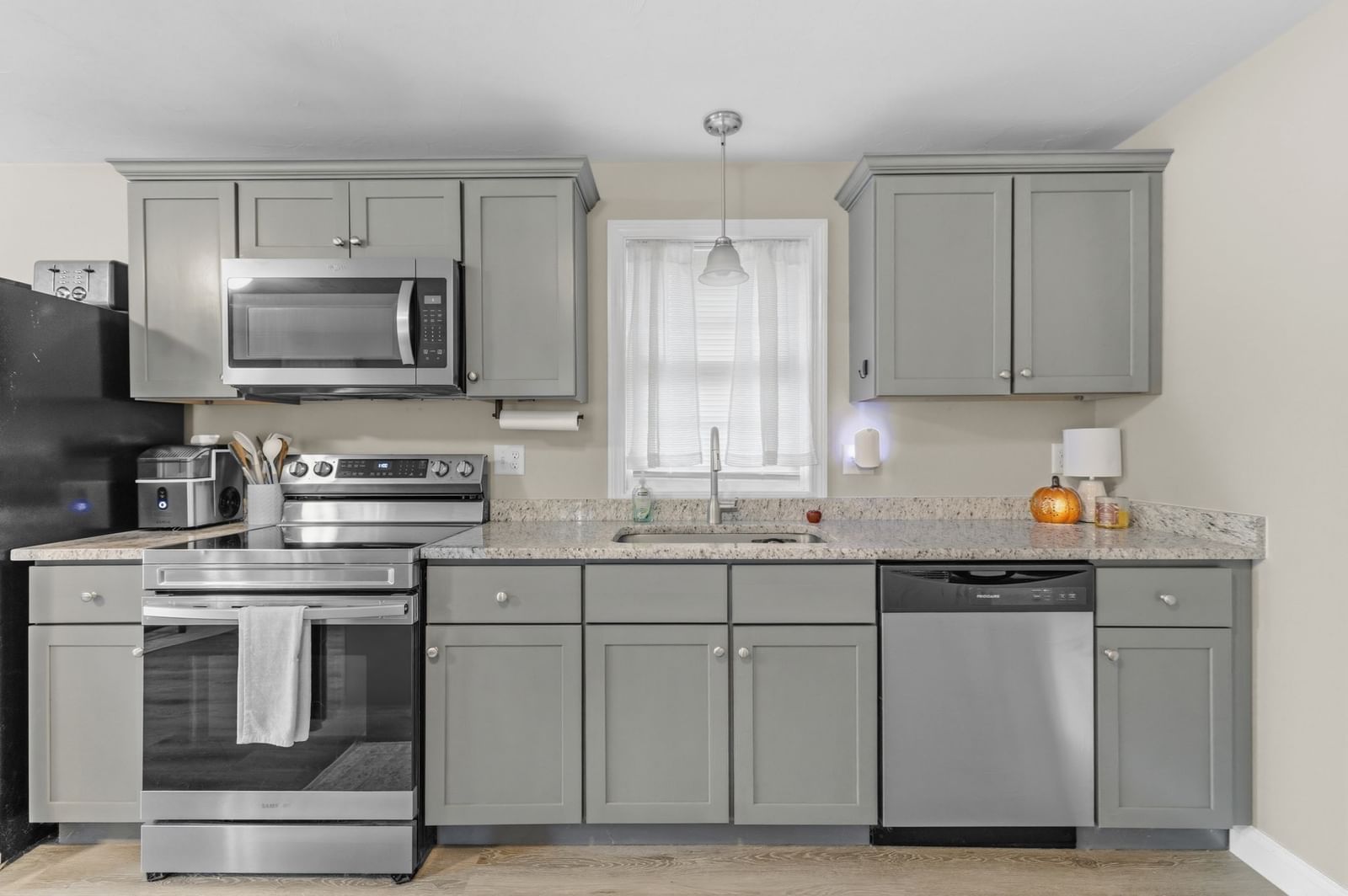 102 Jerome St, Berkley, MA 02779 photo 2