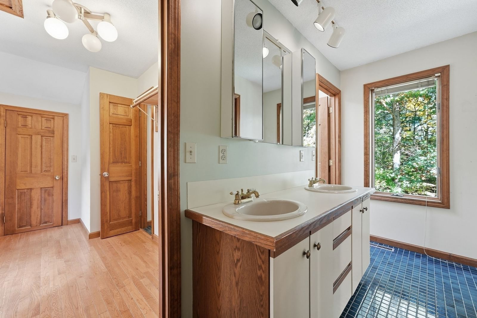 127 Pleasant St, Southampton, MA 01073 photo 5