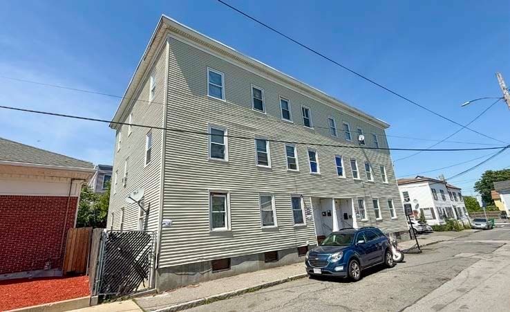 18 Auburn St, Lowell, MA 01852 photo 5
