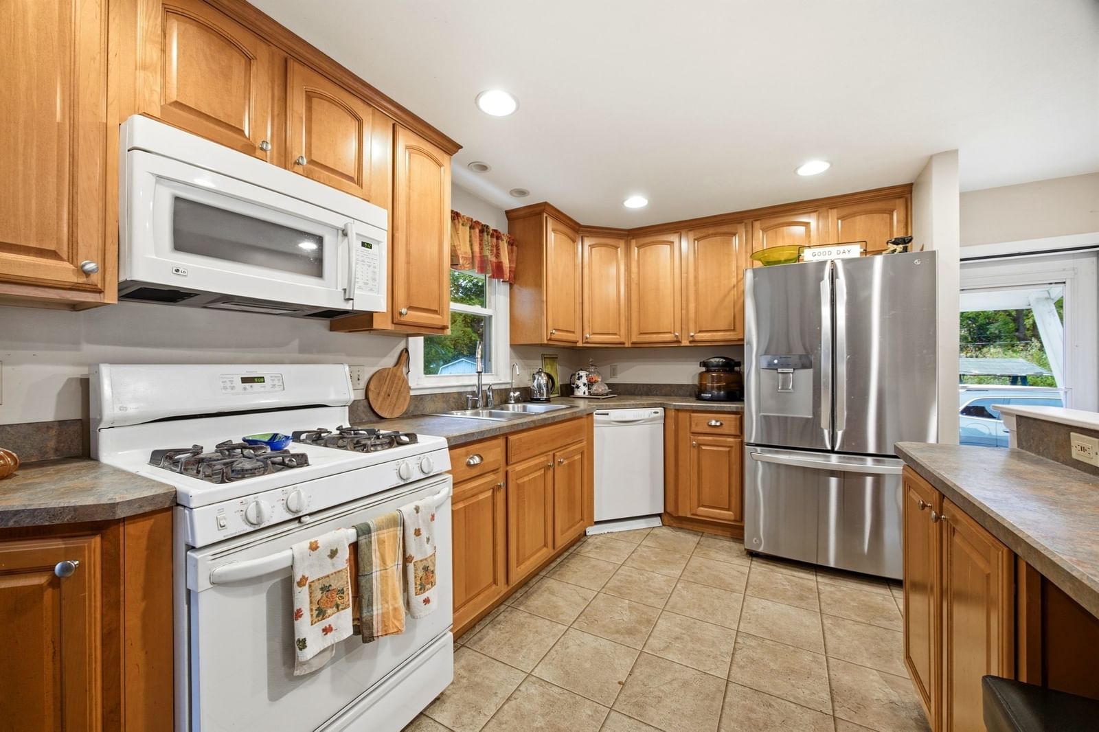 85 Peros Dr, Agawam, MA 01001 photo 2