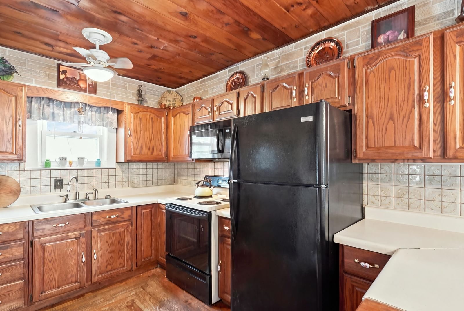6 Church St, Gardner, MA 01440 photo 2