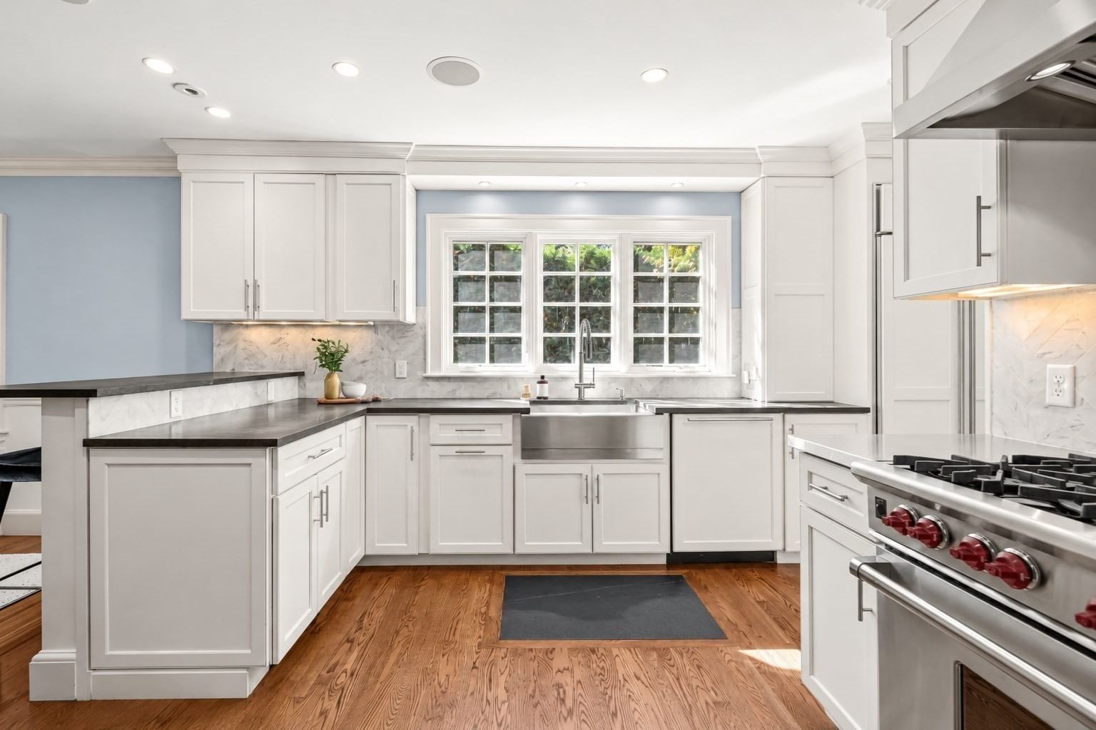 20 Shaw Rd, Wellesley, MA 02481 photo 2