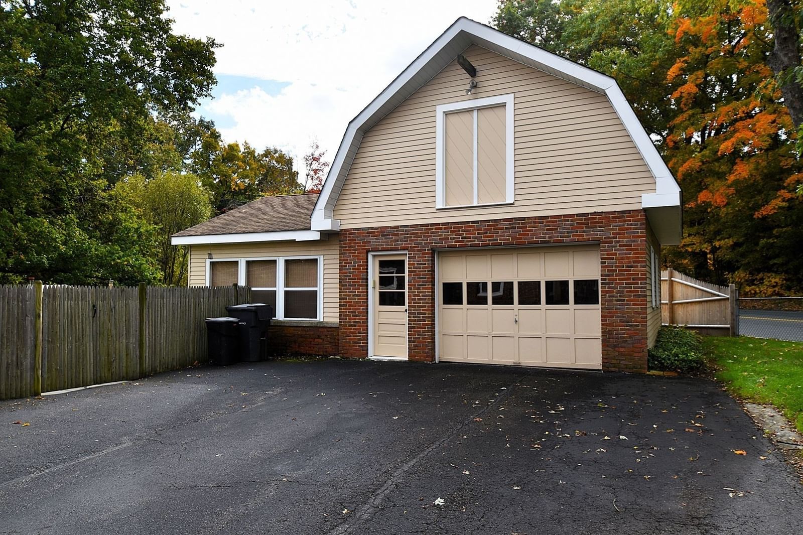 21 Elm St, Grafton, MA 01536 photo 2