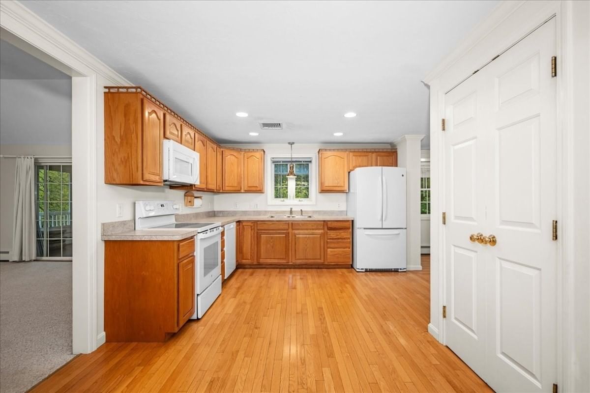 2 Gwen Dr, Auburn, MA 01501 photo 2