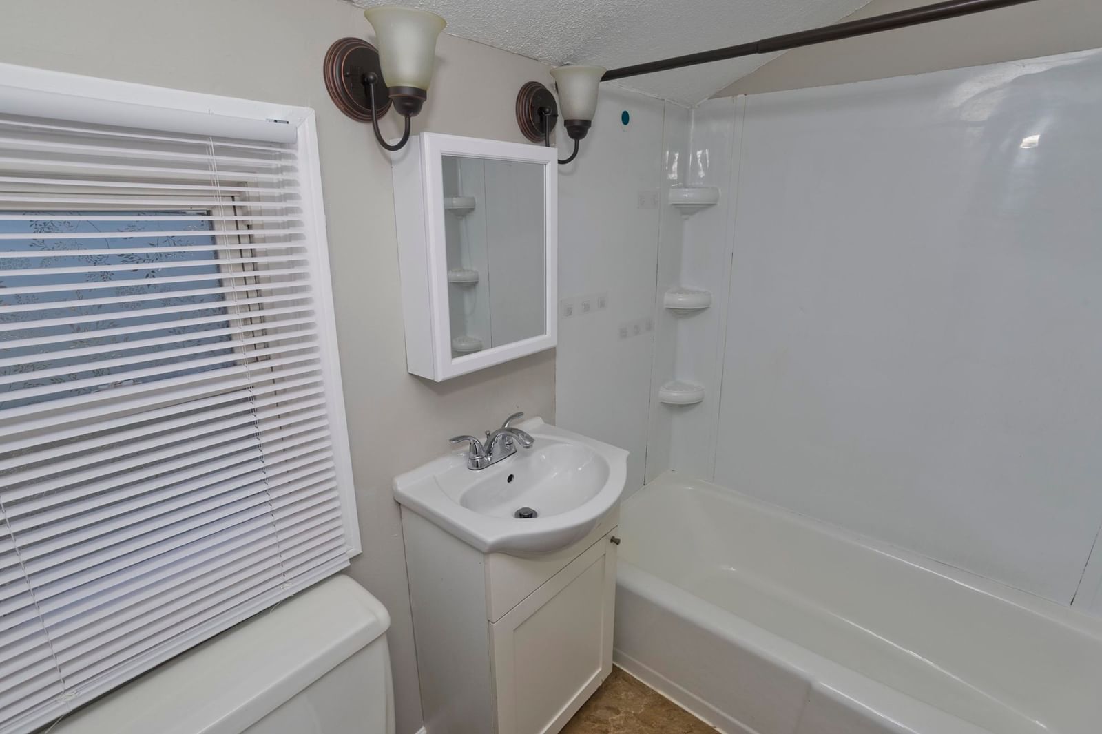 5-7 Ellen St, Springfield, MA 01104 photo 4