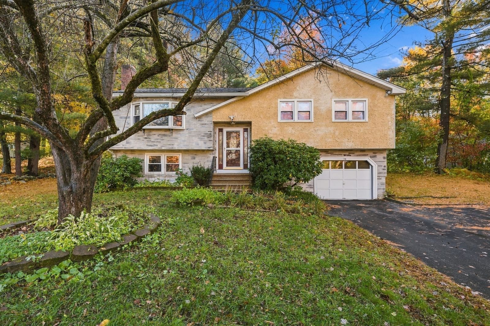 Property at 10 Dolan Rd, Billerica, MA 01821