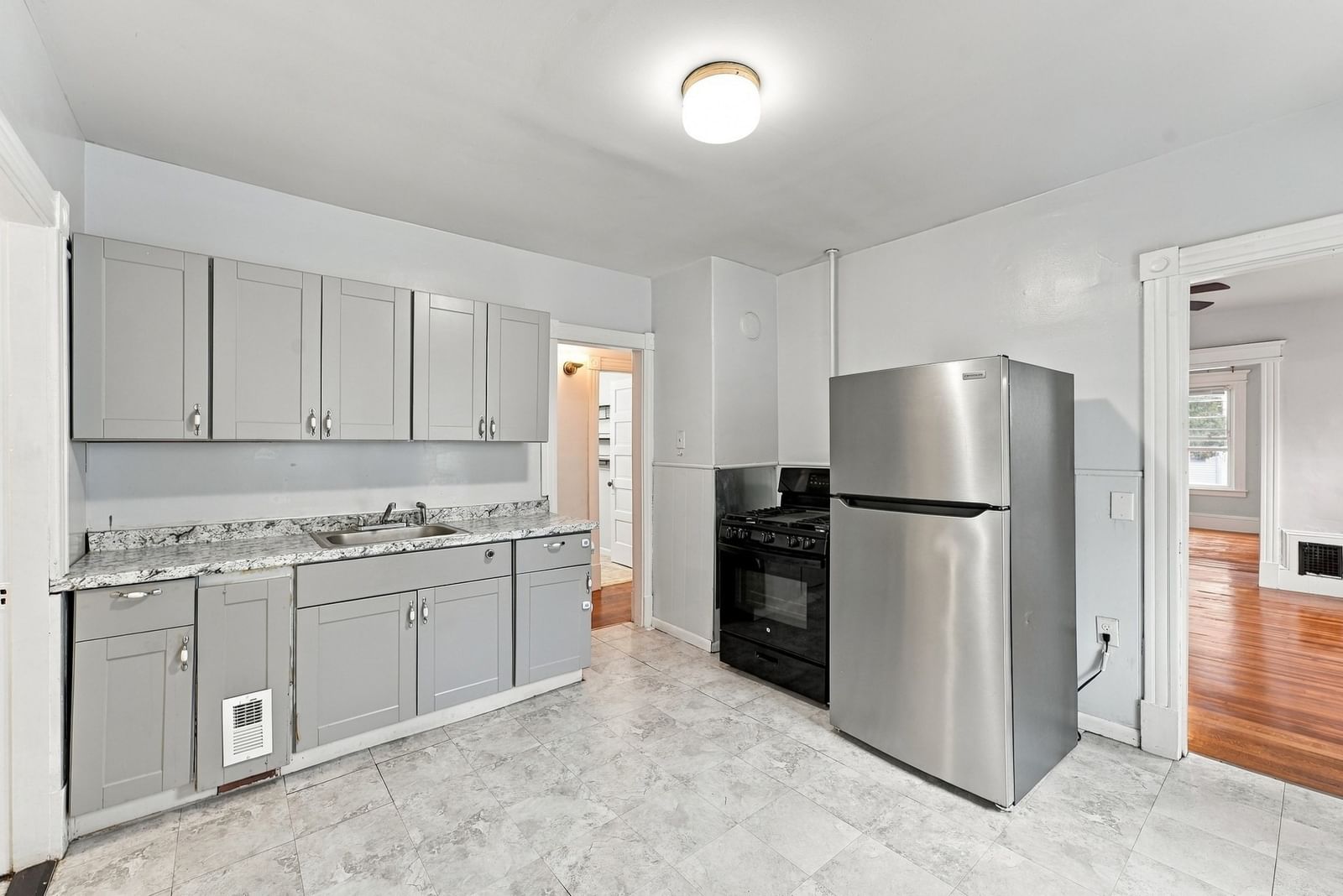 190 Oak St, Springfield, MA 01151 photo 2