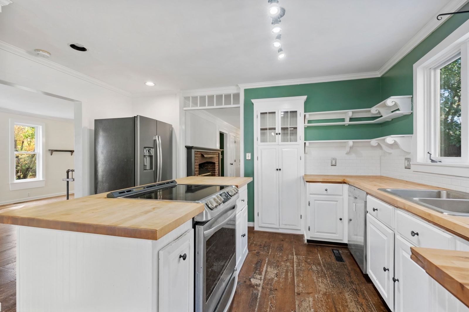 84 Elm St, Blackstone, MA 01504 photo 2