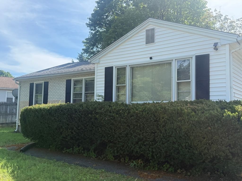 Photo of 74 Leatherleaf Dr, Springfield, MA