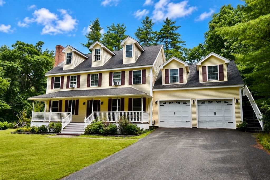 Photo of 5 White Birch Dr, West Brookfield, MA