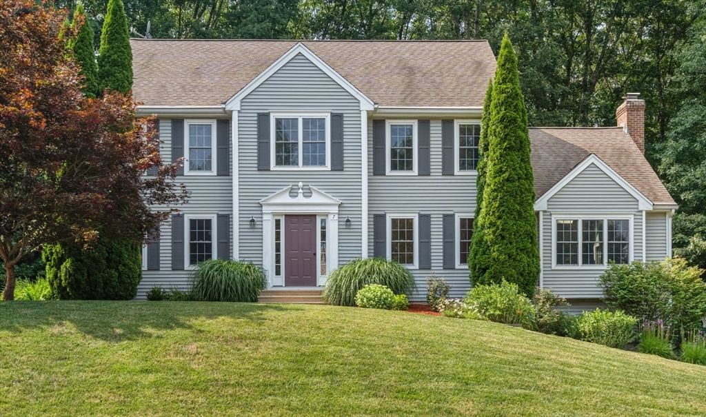 Photo: 7 Evergreen Ln, Sturbridge, MA