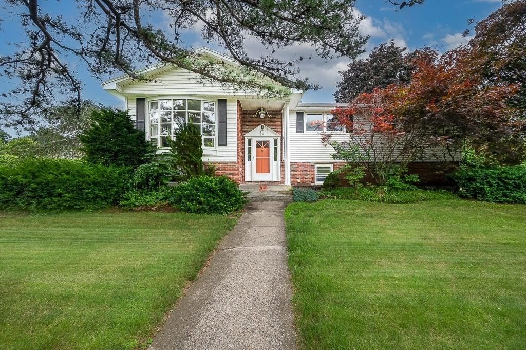 Photo of 36 Roman Dr, Shrewsbury, MA