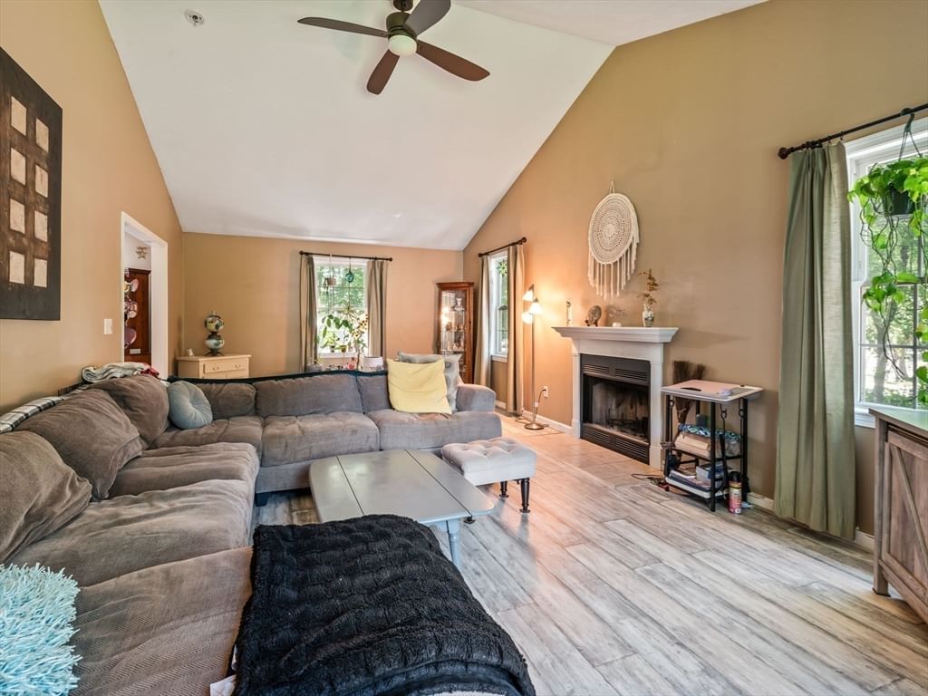 4 Commonwealth Ave, Auburn, MA Photo #22