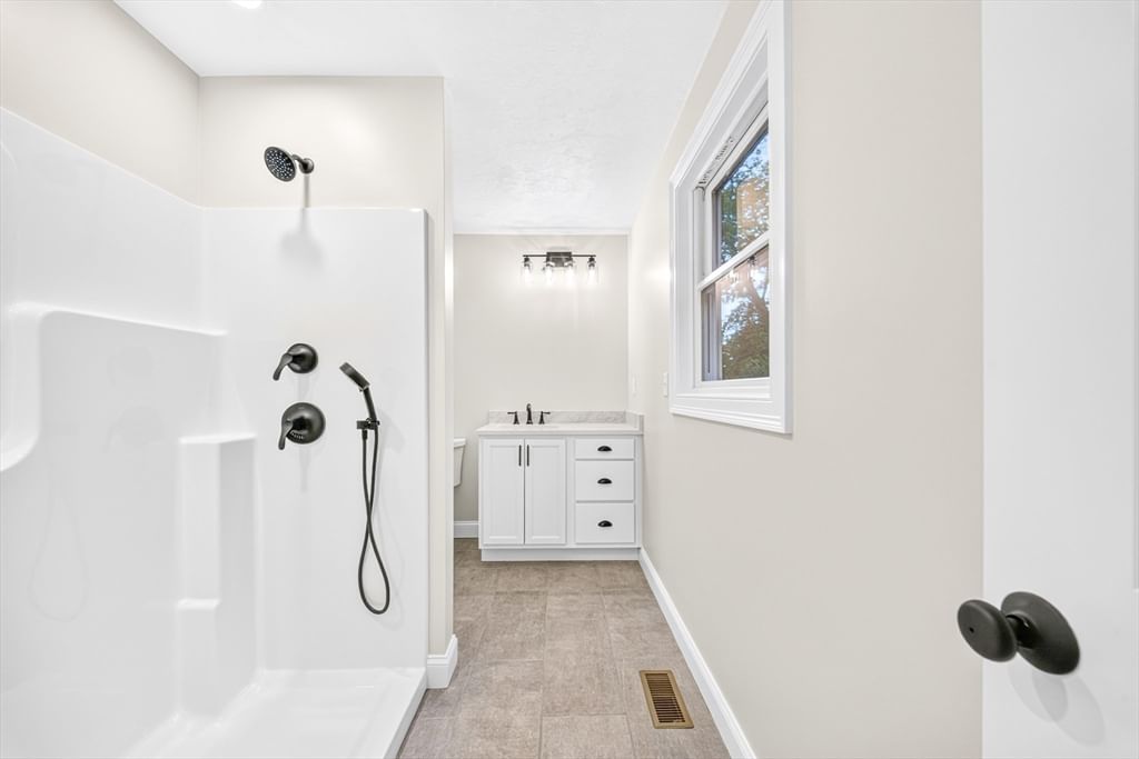 6 Mchugh Ave, Billerica, MA Photo #18