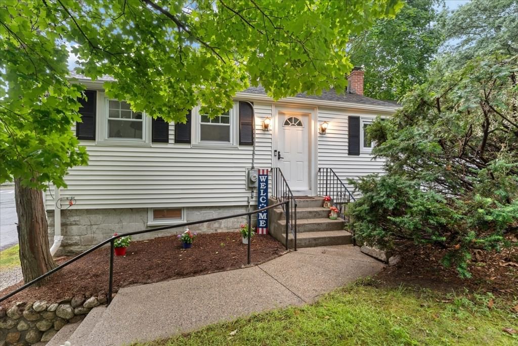 Photo of 19 Bennett St, Wrentham, MA