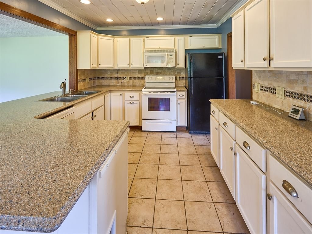 554 Sharps Lot Road, Swansea, MA Photo #7