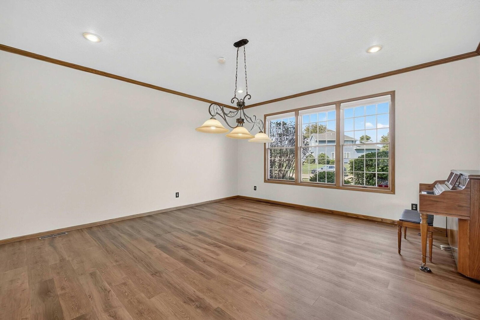 2919 E 44th Court, Davenport, IA 52807 — kitchen view