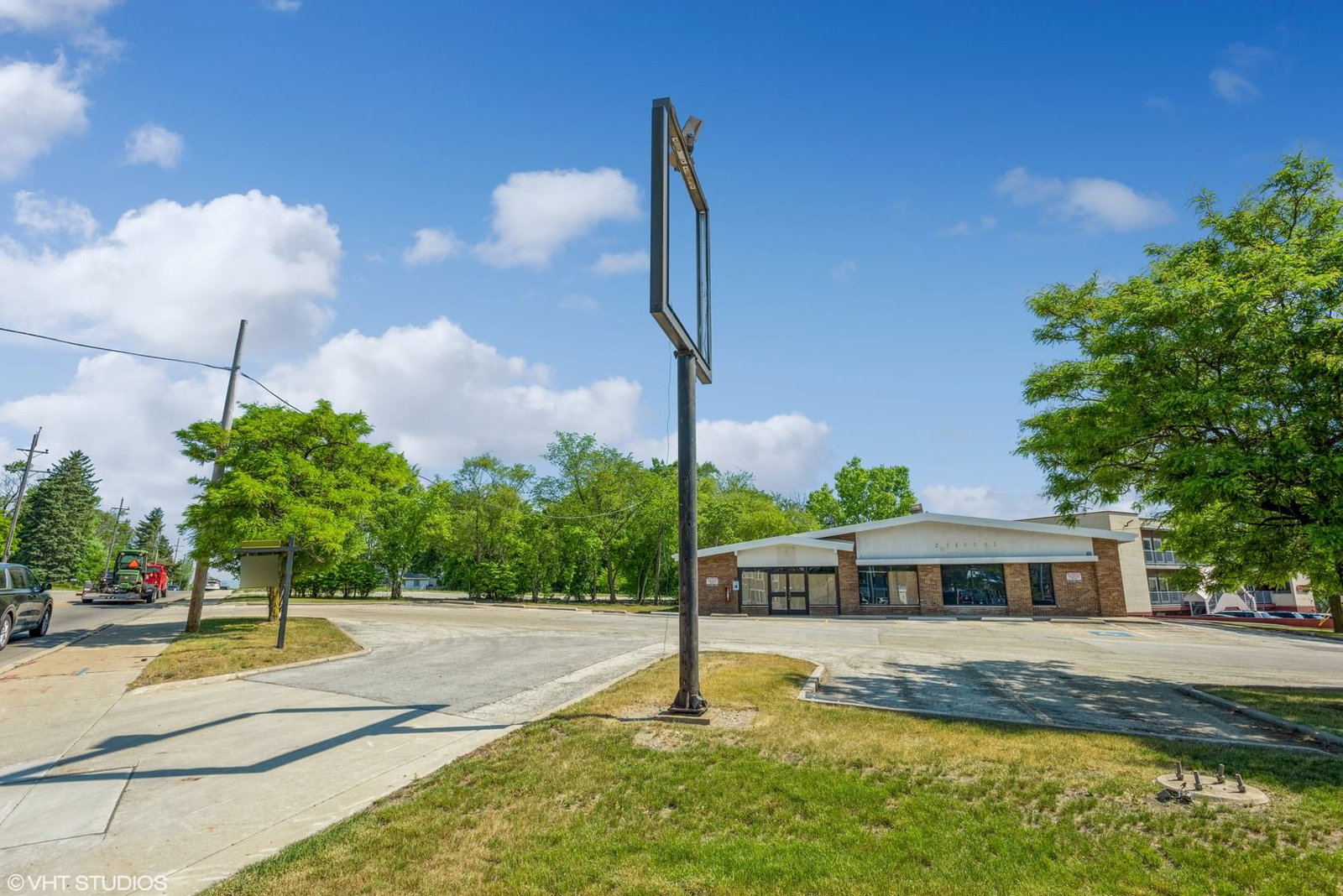 301 N Cass Avenue, Westmont, IL 60559 — exterior view