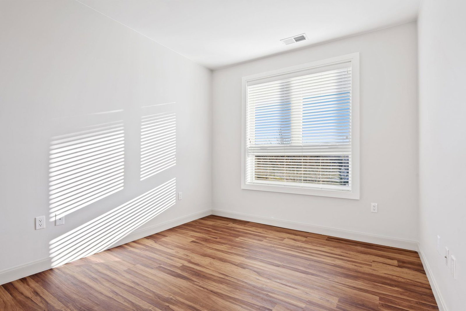 555 Roger Williams Avenue #405, Highland Park, IL 60035 — living view