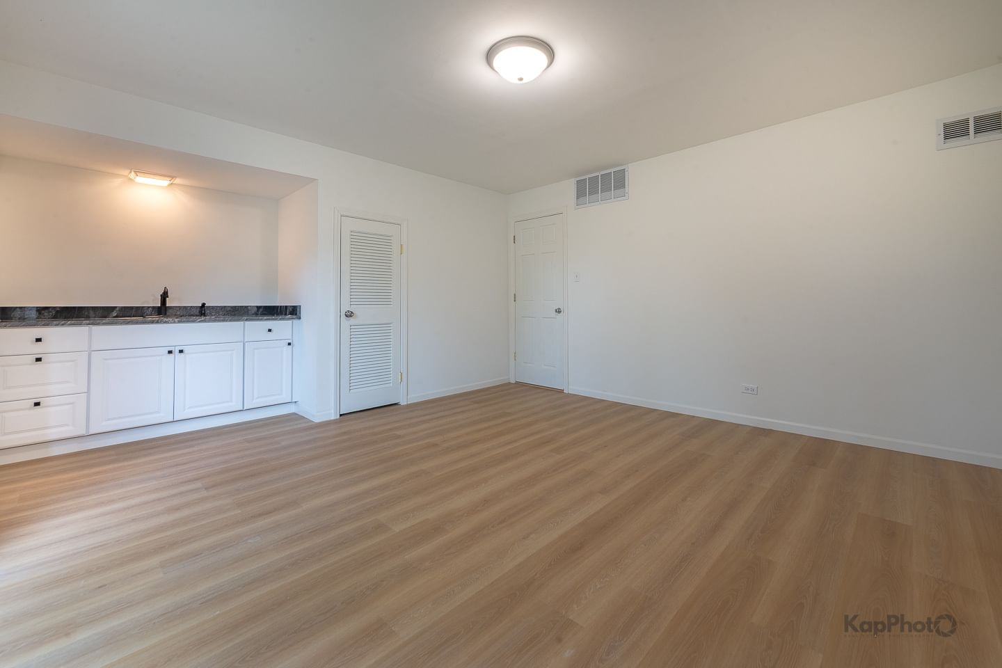 Listing photograph 11 of 1087 Mohegan