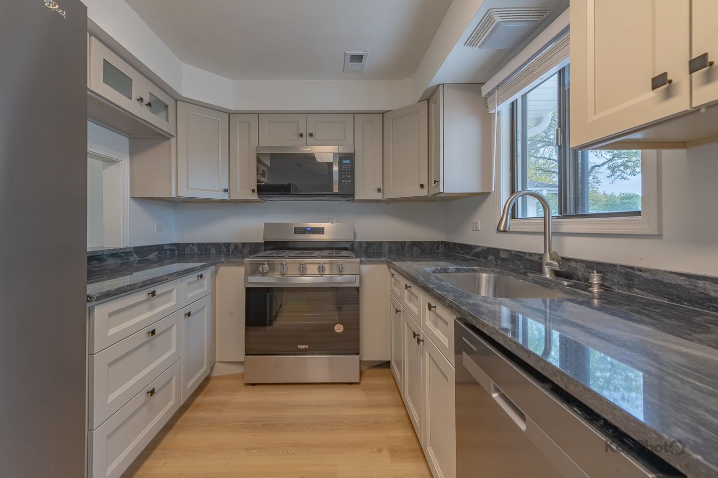 Listing photograph 12 of 1087 Mohegan