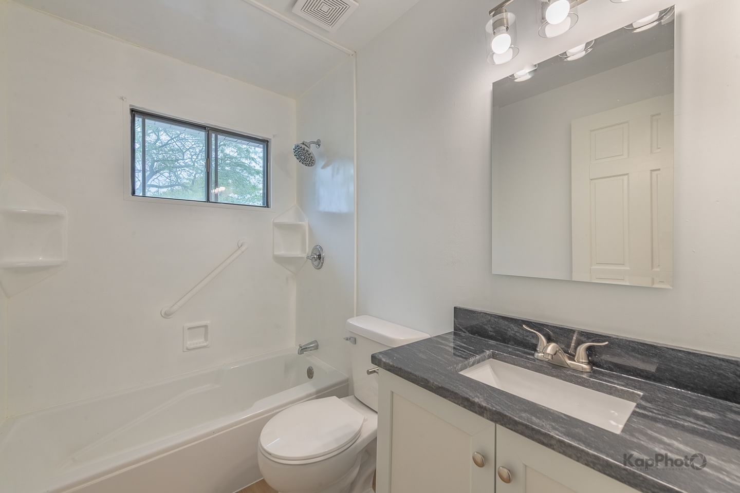 Listing photograph 19 of 1087 Mohegan