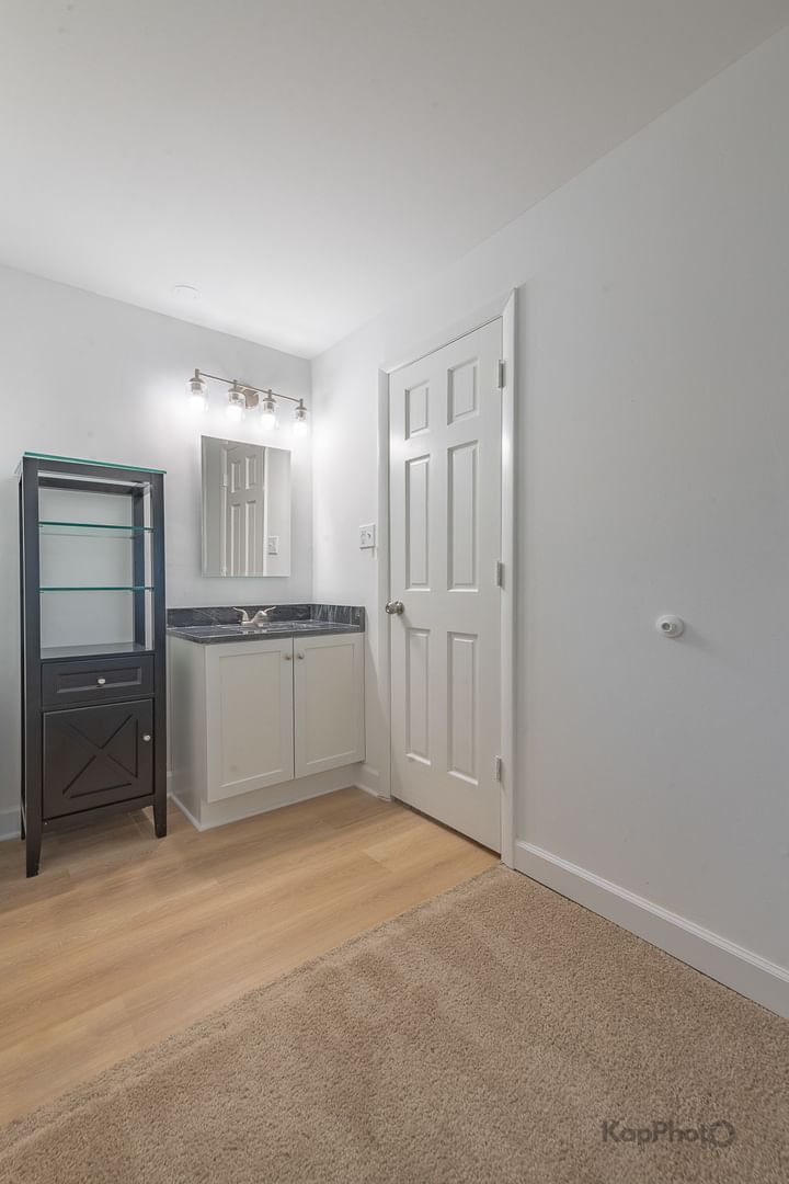 Listing photograph 24 of 1087 Mohegan
