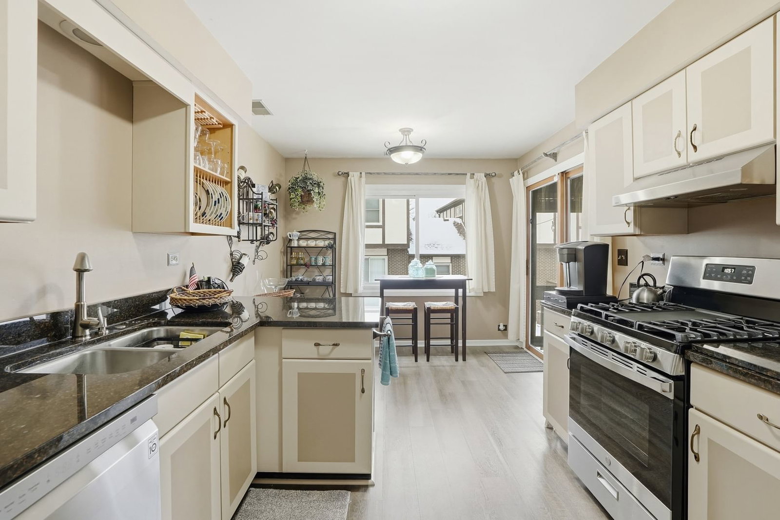 917 Patricia Lane #917, Crete, IL 60417 — living view