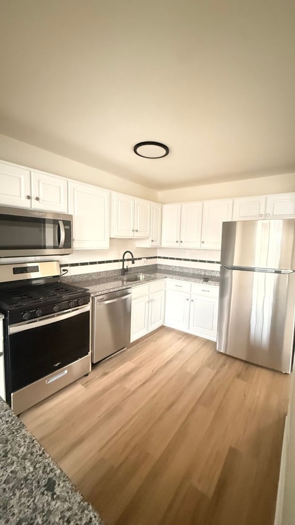 Listing photograph 11 of 604 Bayview