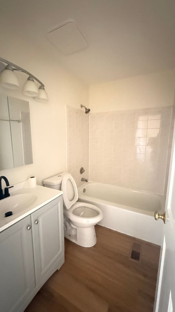 Listing photograph 12 of 604 Bayview