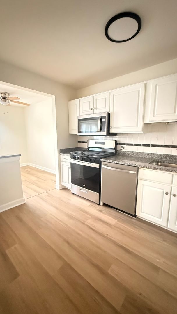 Listing photograph 10 of 604 Bayview