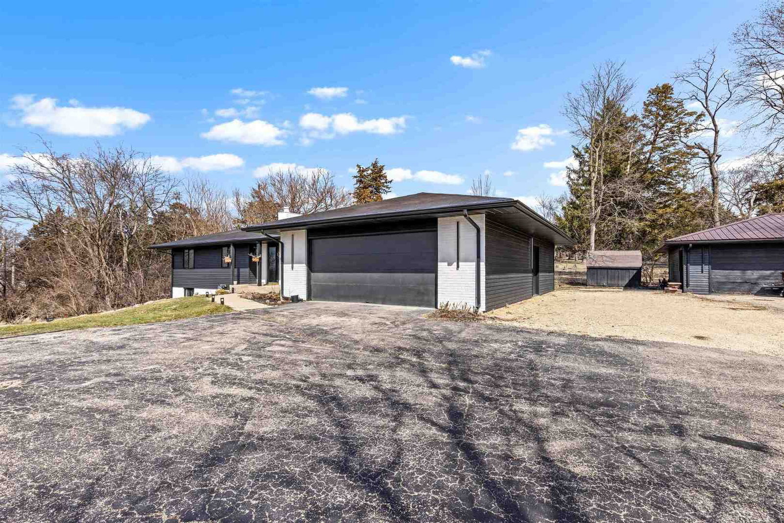 7010 PRAIRIE HILL Road, South Beloit, IL 61080 — exterior view