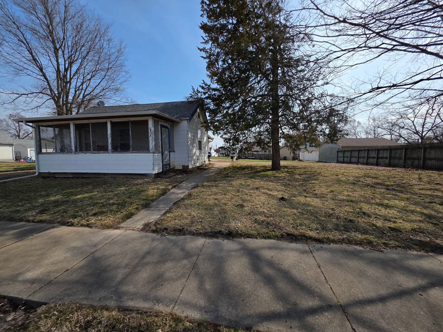 2313 N 7th Street, Clinton, IA 52732 — exterior view