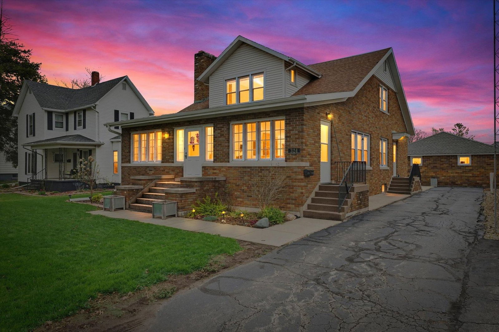 324 S Sangamon Avenue, Gibson City, IL 60936 — exterior view