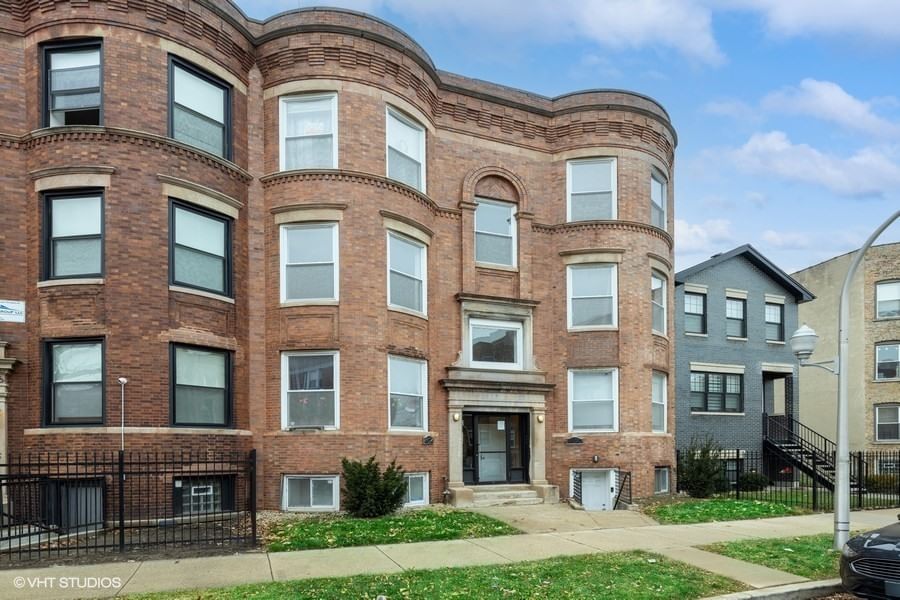 4522 S Calumet Avenue, Chicago, IL 60653 — exterior view