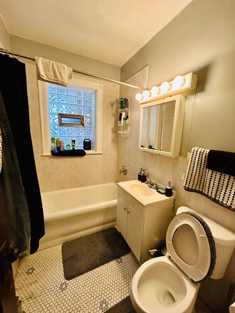 7356 S Eberhart Avenue, Chicago, IL 60617 — living view