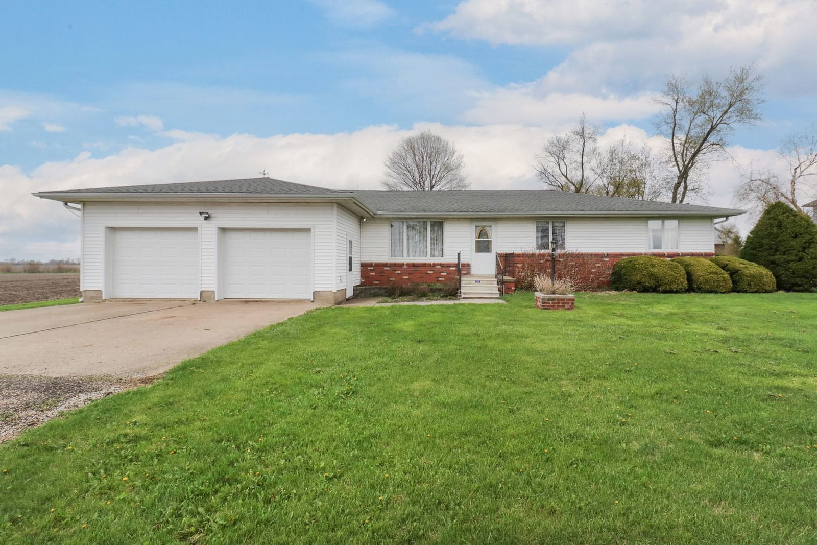 1109 W 4th Street, Delavan, IL 61734 — exterior view