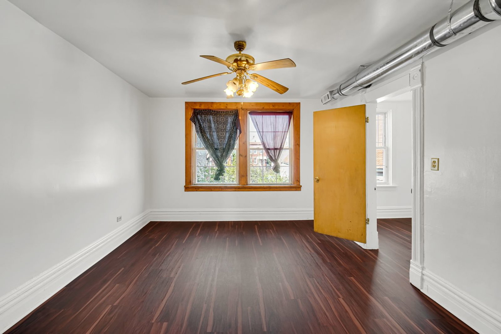 2631 S Sawyer Avenue, Chicago, IL 60623 — living view