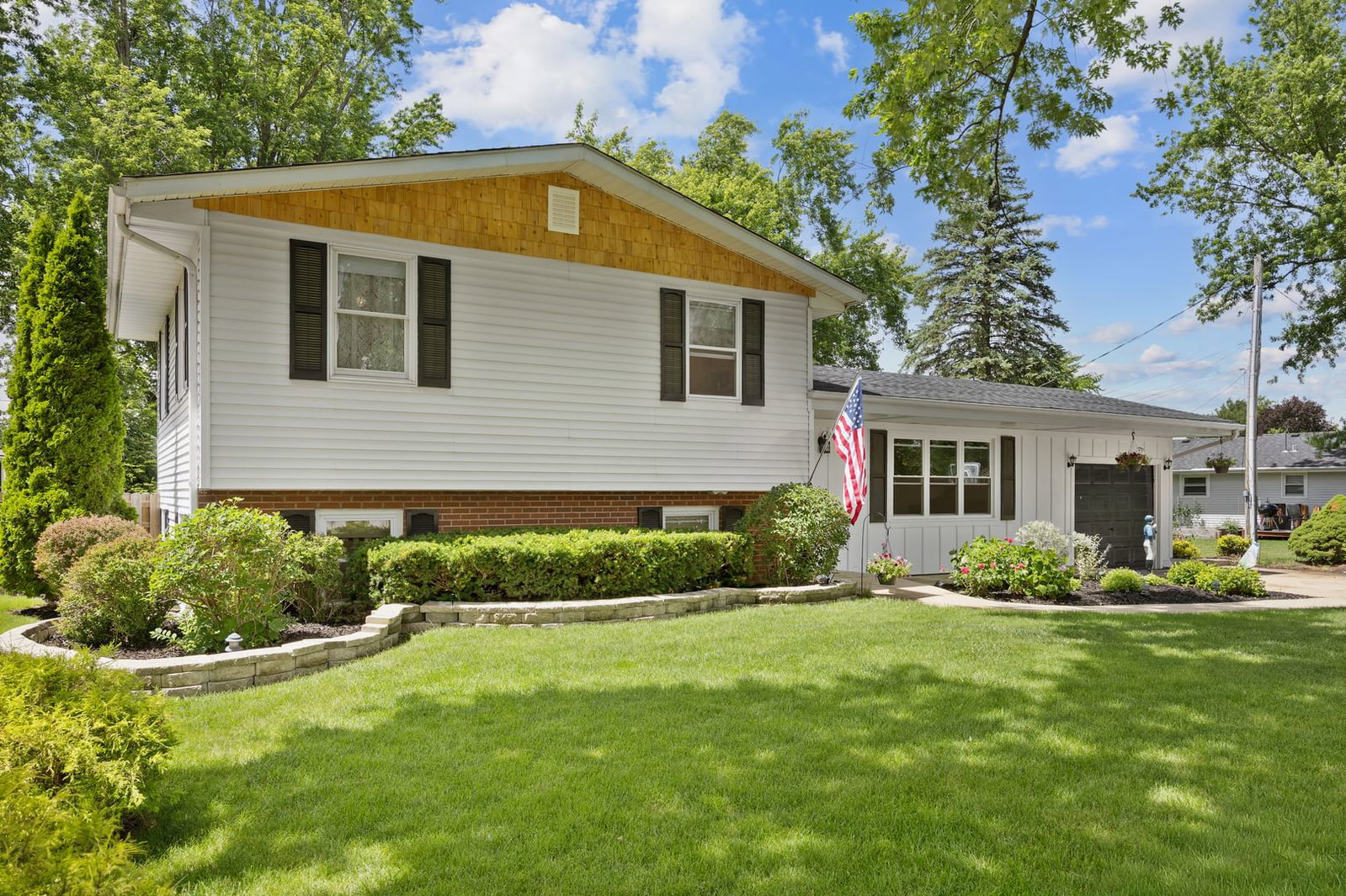 586 Aztec Drive, Carol Stream, IL 60188 — exterior view