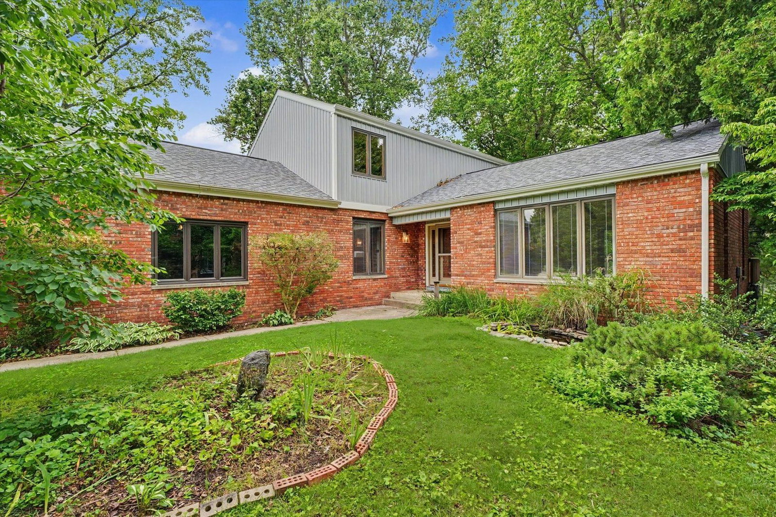 2009 Silver Court, Urbana, IL 61801 — exterior view