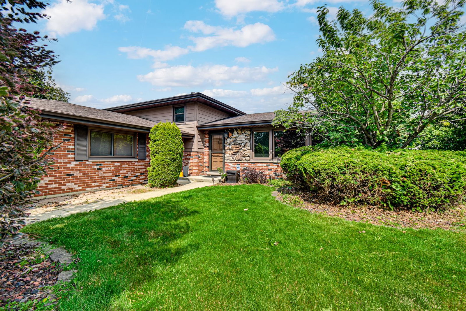 15601 Ridgeland Avenue, Oak Forest, IL 60452 — exterior view