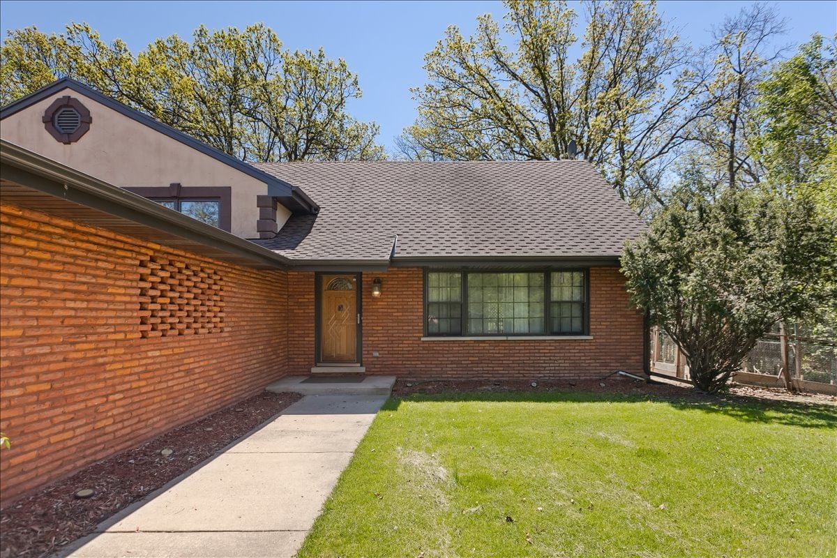 33 Half Day Road, Lincolnshire, IL 60069 — exterior view
