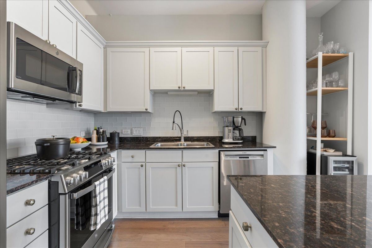 720 N LARRABEE Street #1710, Chicago, IL 60610 — living view