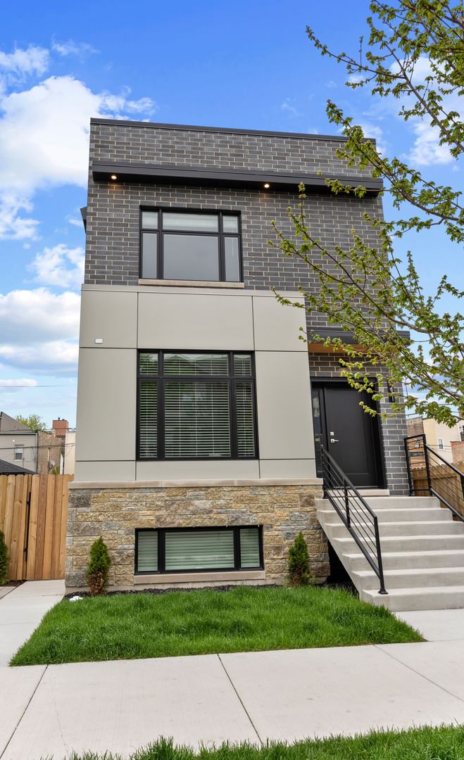 3231 S Shields Avenue, Chicago, IL 60616 — exterior view