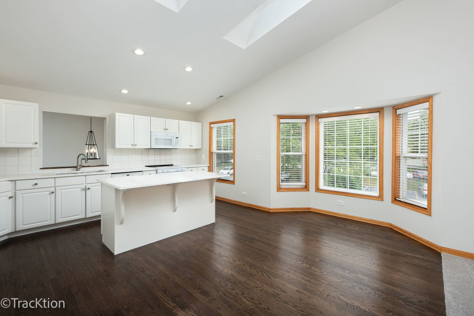 321 Kresswood Drive #6D, West Chicago, IL 60185 — kitchen view