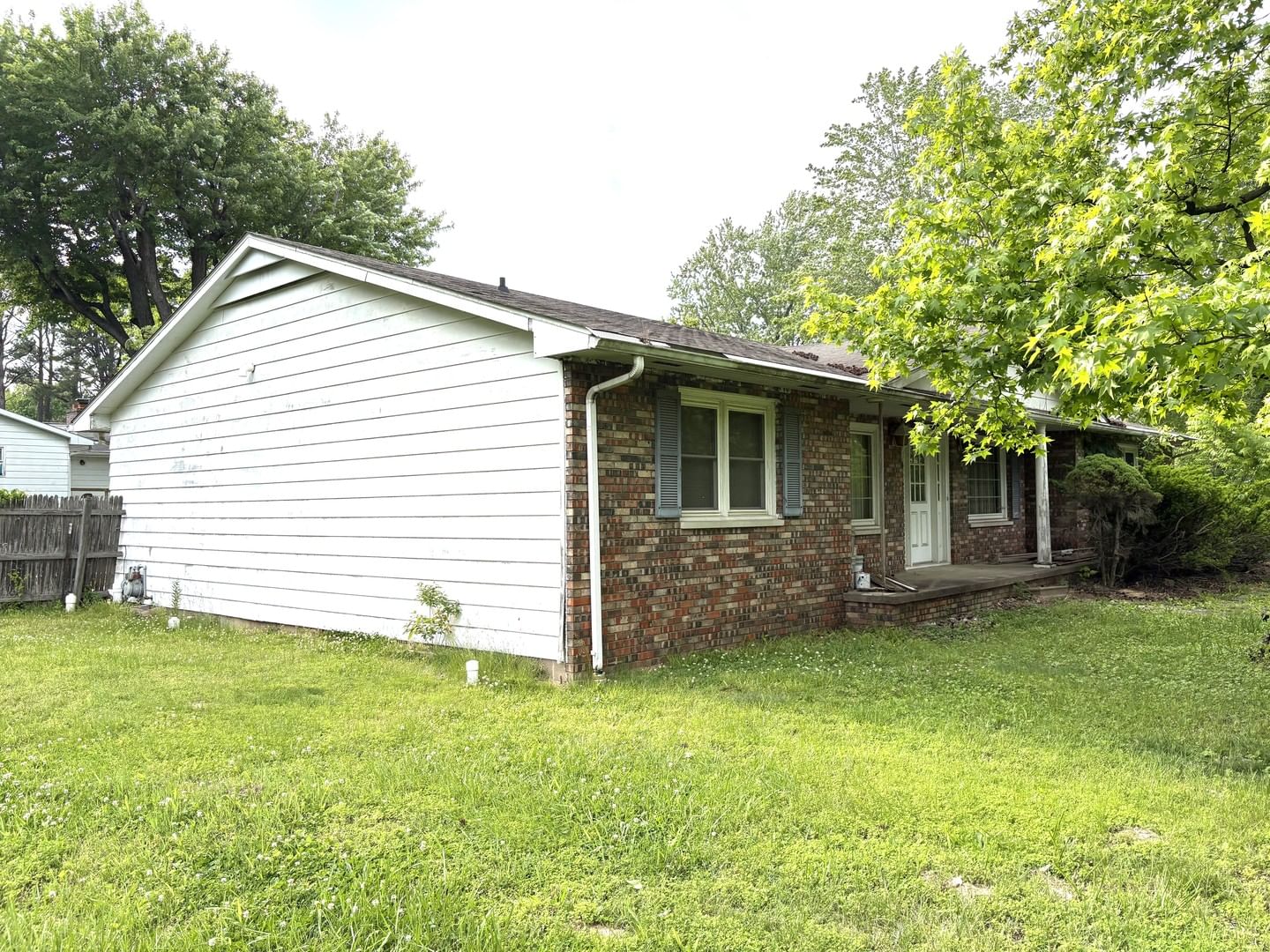 3917 Country Club Road, Carbondale, IL 62901 — exterior view