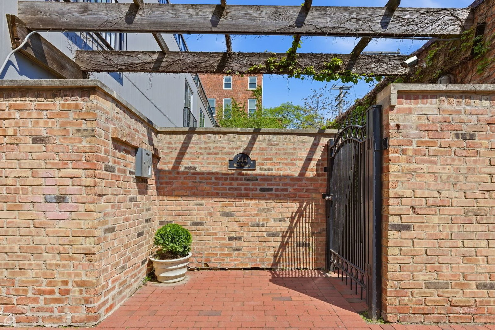 344 W Willow Street #A, Chicago, IL 60614 — exterior view
